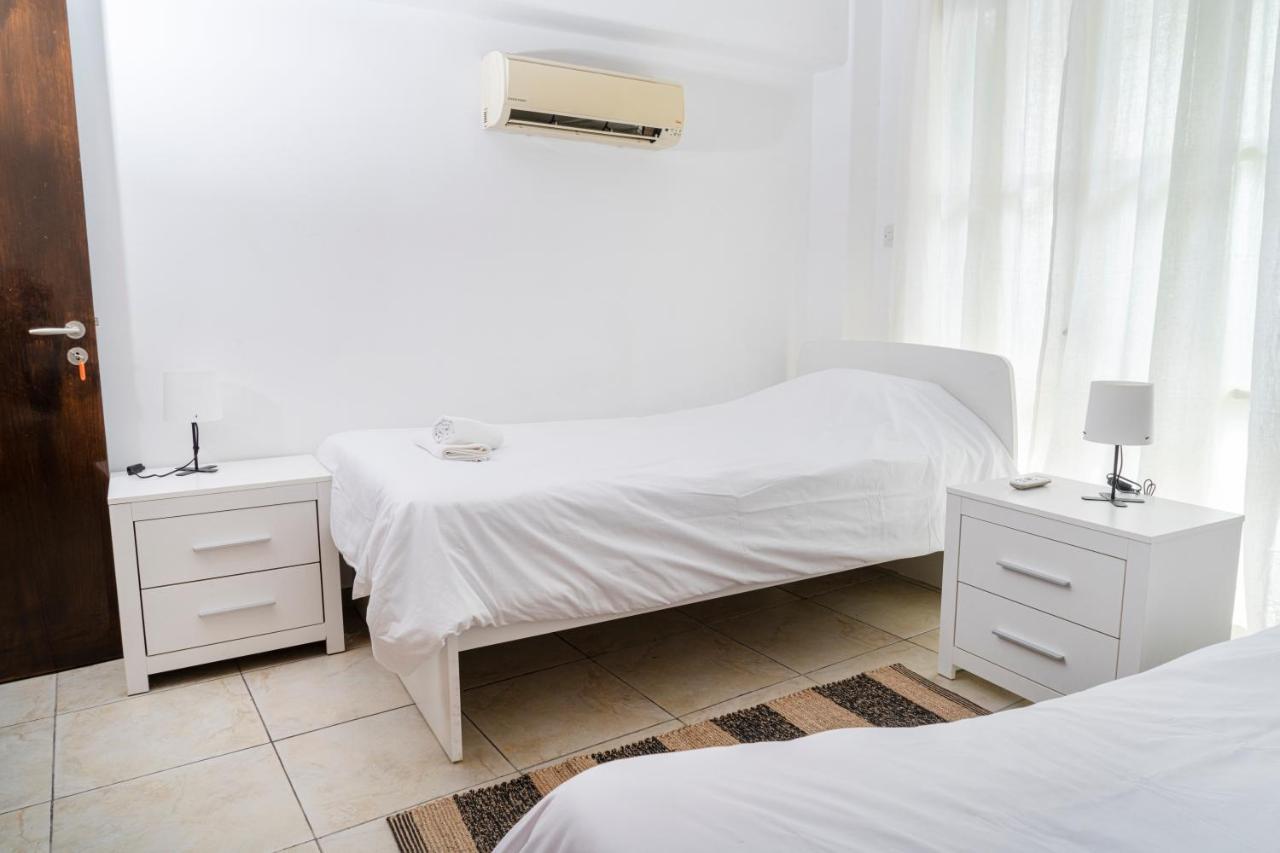 Private Room In Shared Flat Nikosia Bagian luar foto