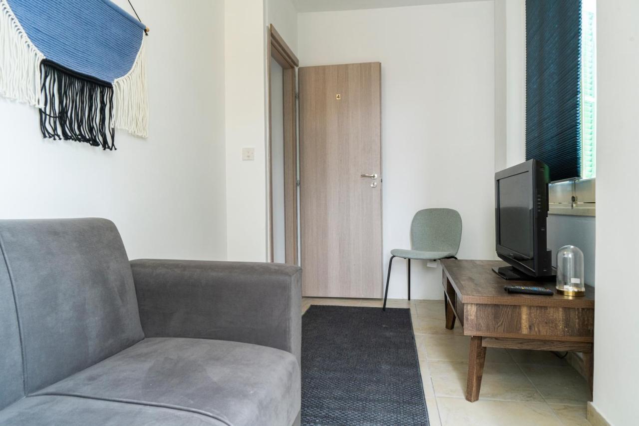 Private Room In Shared Flat Nikosia Bagian luar foto