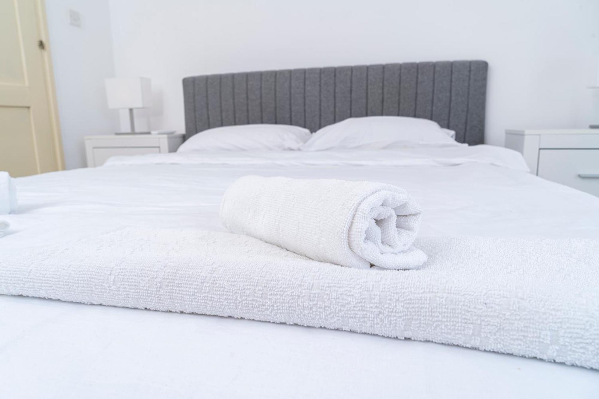 Private Room In Shared Flat Nikosia Bagian luar foto