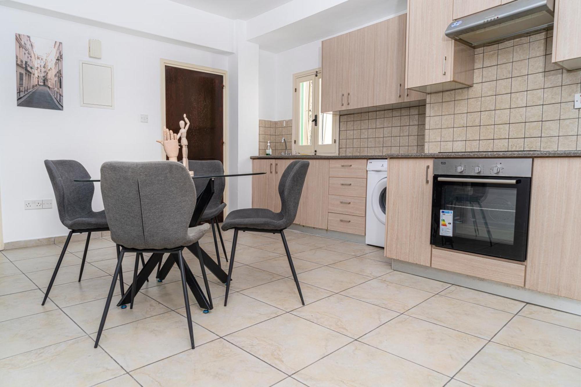 Private Room In Shared Flat Nikosia Bagian luar foto