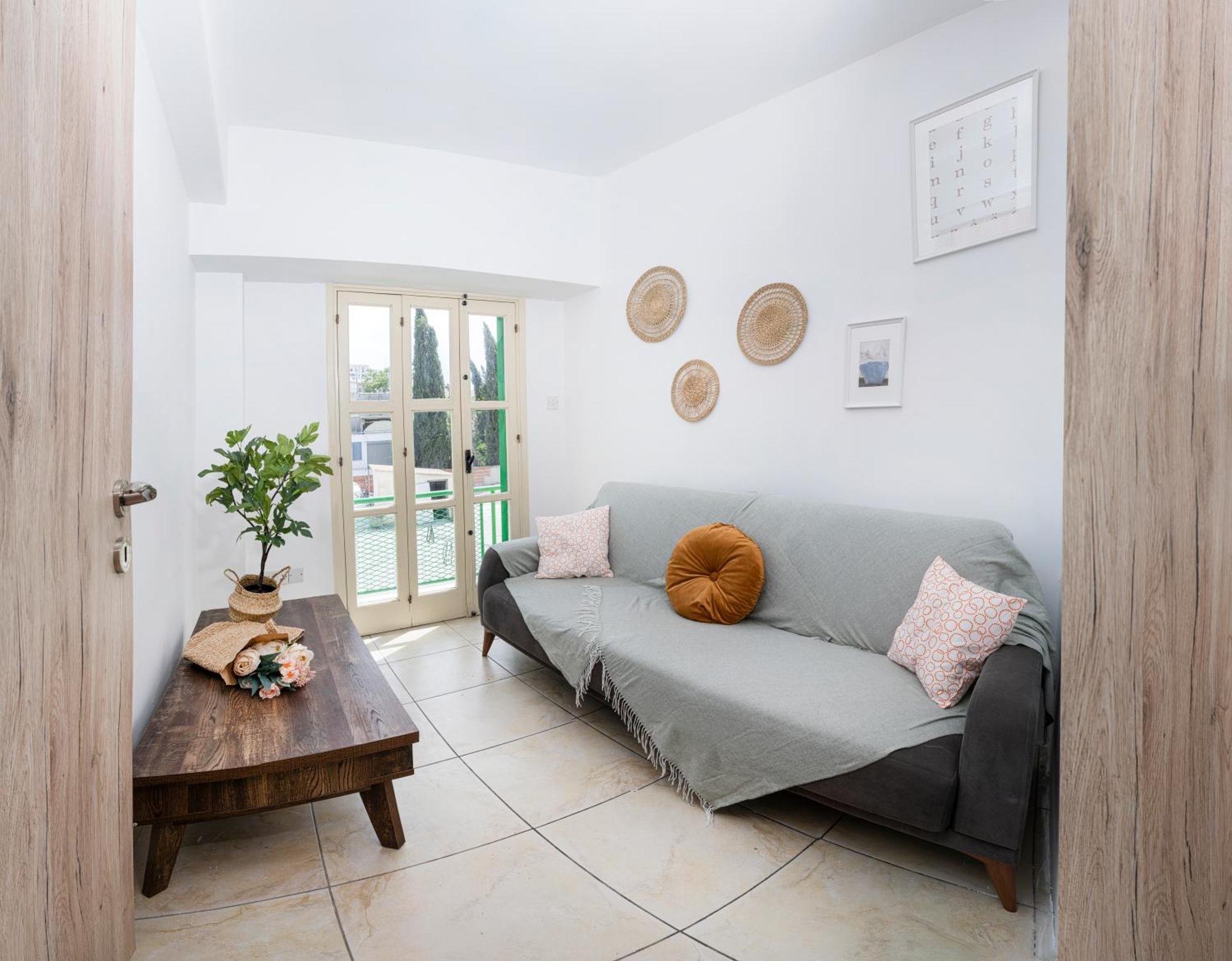 Private Room In Shared Flat Nikosia Bagian luar foto