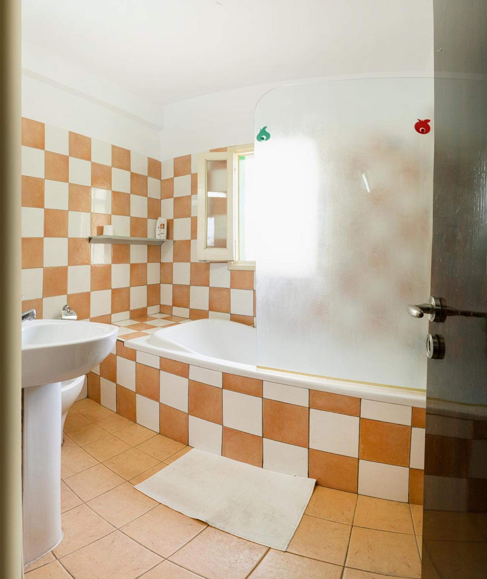 Private Room In Shared Flat Nikosia Bagian luar foto