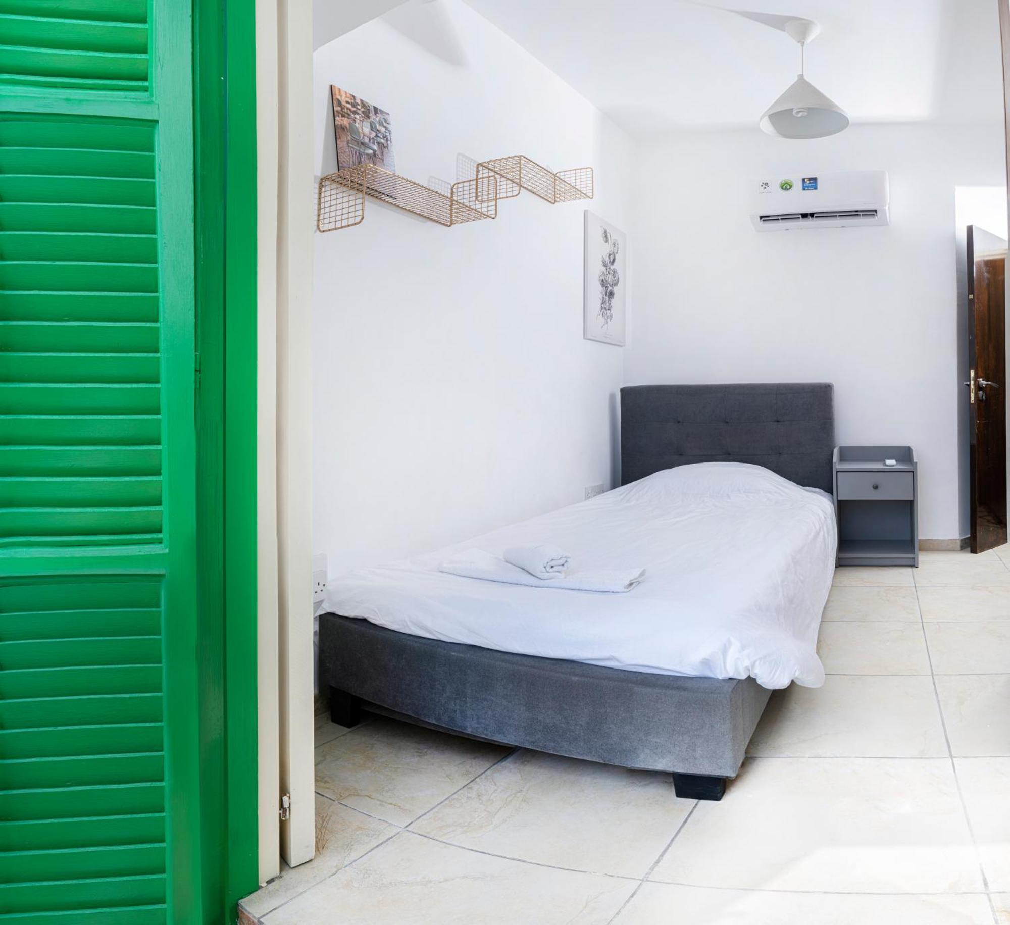 Private Room In Shared Flat Nikosia Bagian luar foto